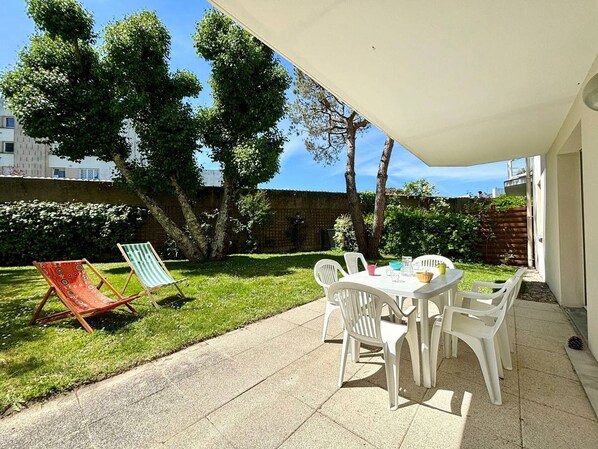 Outdoor dining - Carnac: 3 rooms, Garden, Terrace, Parking, 4-6 pers (Carnac)