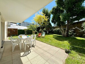 Outdoor dining - Carnac: 3 rooms, Garden, Terrace, Parking, 4-6 pers (Carnac)