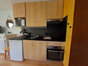 Fridge, microwave, oven, stovetop - Le Grand-Bornand: Studio cabin, near slopes, sleeps 5 (Le Grand-Bornand)