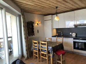 Oven, stovetop, dishwasher, coffee/tea maker - Cozy 3-room apartment, south balcony, Alpe d'Huez (Huez)