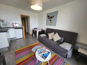 TV - Oceanfront 1BR Apartment with Balcony, Near Beach & Market (Les Sables-d'Olonne)