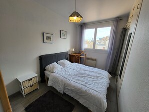 1 bedroom, WiFi - Oceanfront 1BR Apartment with Balcony, Near Beach & Market (Les Sables-d'Olonne)