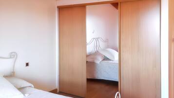 4 makuuhuonetta, silitysrauta/-lauta, vauvansängyt, internet