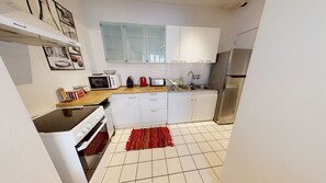 Een koelkast, een magnetron, een oven, een kookplaat