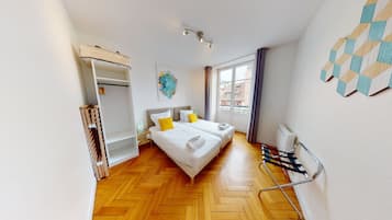 1 habitación, tabla de planchar con plancha y cuna de viaje