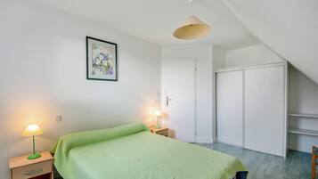 2 soverom, strykejern/-brett og reiseseng for barn