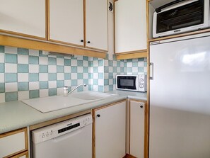 Fridge, microwave, oven, dishwasher - Spacious ski-in/ski-out apartment with balcony (Les Menuires)