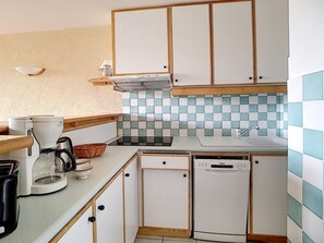 Kylskåp, mikrovågsugn, ugn och diskmaskin