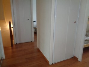 A hallway with wooden flooring and white doors. - **Modern Duplex in Arcachon: Terrace, WiFi, Parking, 150m from Beach** (Arcachon)