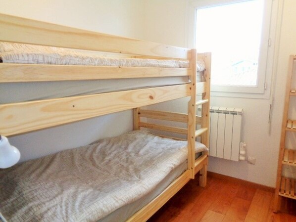 A bunk bed room with a window and radiator. - **Modern Duplex in Arcachon: Terrace, WiFi, Parking, 150m from Beach** (Arcachon)