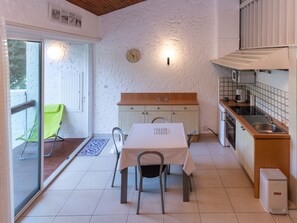Micro-ondes, four, plaque de cuisson, cafetiĂšre/bouilloire