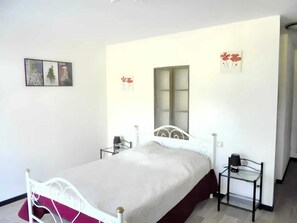 4 bedrooms, iron/ironing board