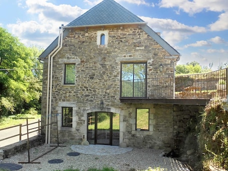 Exterior. Homerez - House in Castelnau-de-Mandailles