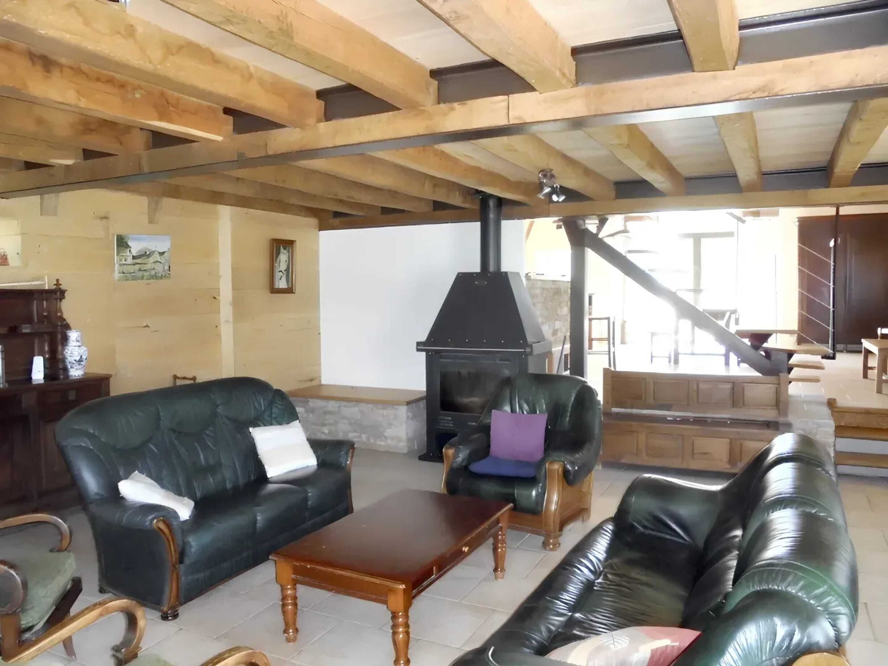 Televisie, een open haard, een dvd-speler en een stereo