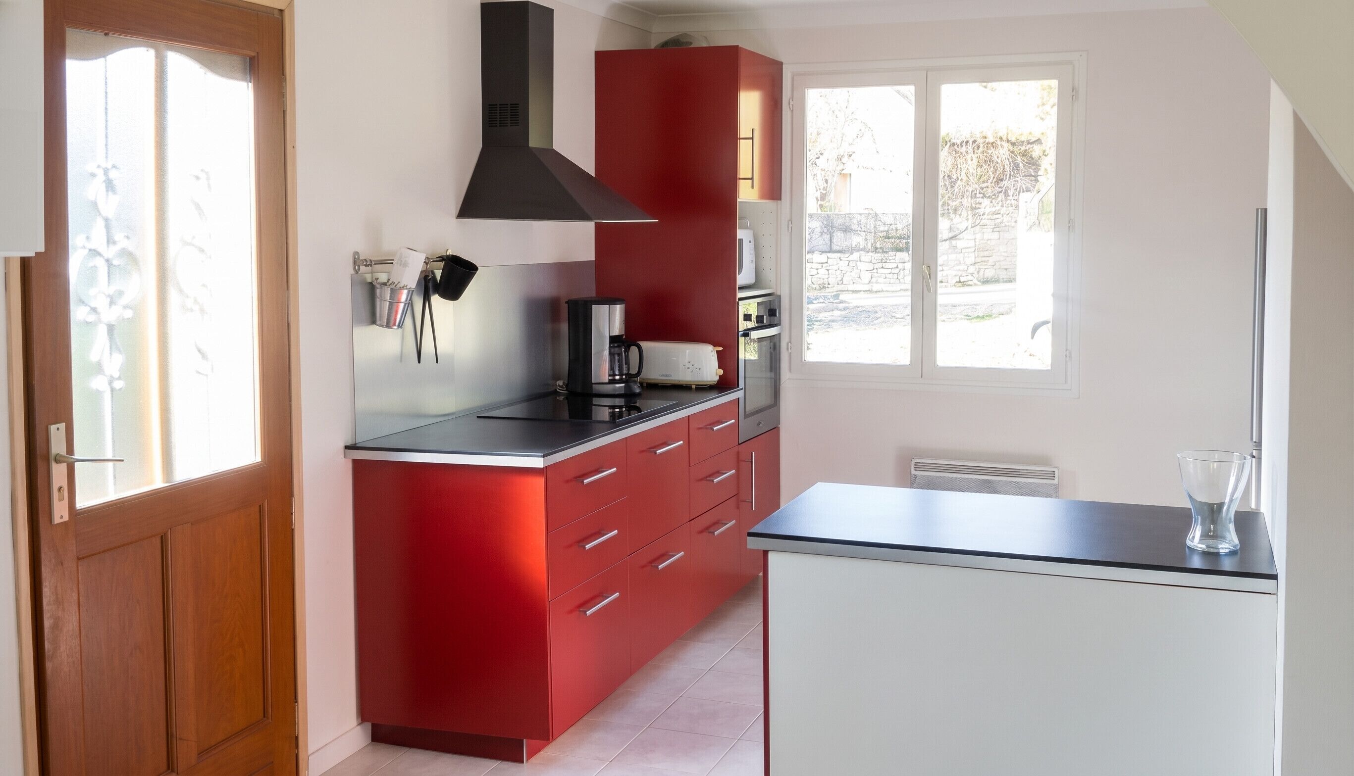 Een koelkast, een microgolfoven, een kookplaat, een vaatwasser