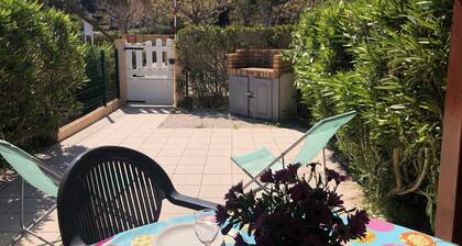 Charming Villa with Mezzanine, Pool, Terrace & Parking - Near Beach & Shops, Sleeps 4
