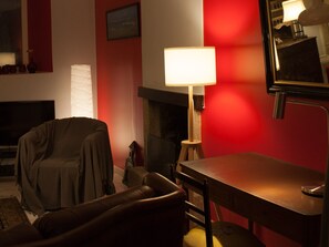Televisión, chimenea, reproductor de DVD