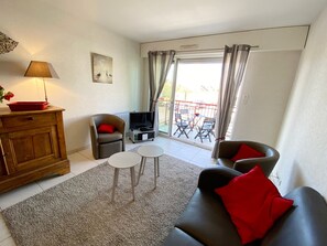 TV - Elegant Apartment with Garage – 400m from Beach (Les Sables-d'Olonne)