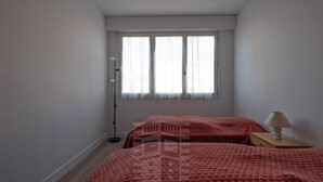 3 bedrooms - Seaside Apartment with Balcony, Stunning Views & Close to Shops (Les Sables-d'Olonne)