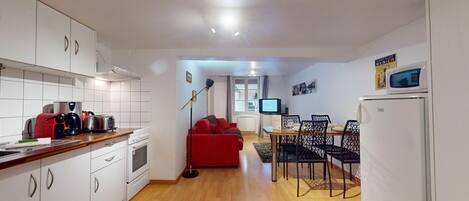 Réfrigérateur, micro-ondes, four, plaque de cuisson