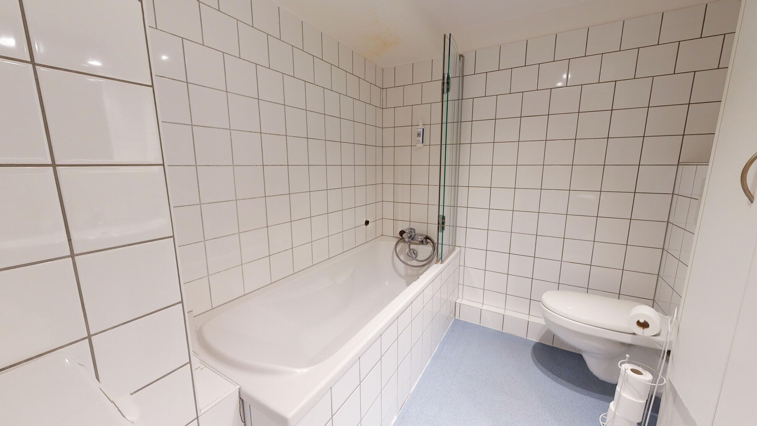 Baignoire, sèche-cheveux, serviettes fournies, papier toilette