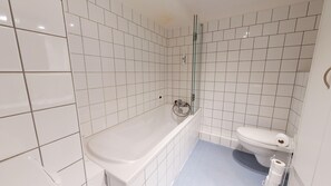 Bathtub, hair dryer, towels, toilet paper - Celinovacances Hypercentre (Colmar)