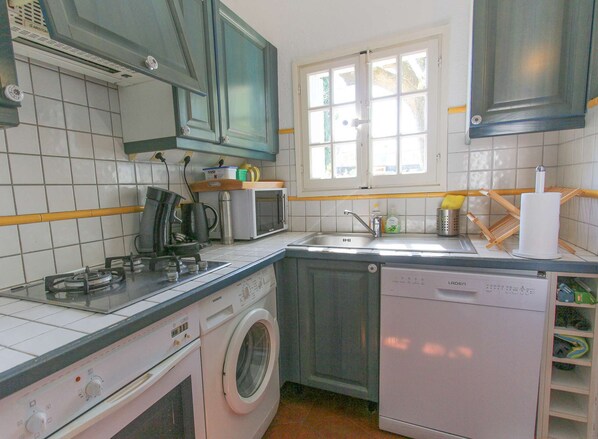 冷蔵庫、電子レンジ、オーブン、食器洗い機