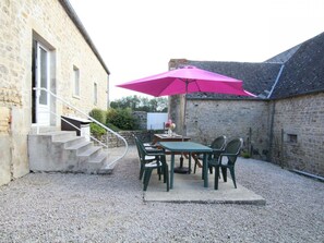 Outdoor dining - Spacious Rural House, 10 min from Utah Beach, Sleeps 9, Pet Friendly, Wi-Fi, Parking (Picauville)