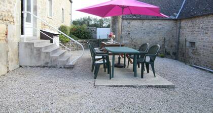 Spacious Rural House, 10 min from Utah Beach, Sleeps 9, Pet Friendly, Wi-Fi, Parking