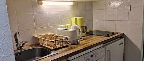 冷蔵庫、電子レンジ、コンロ、食器洗い機