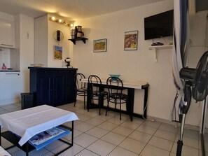 Interior - Banyuls-sur-Mer: T2 Apartment with Loggia and Private Parking near Beach (Banyuls-sur-Mer)