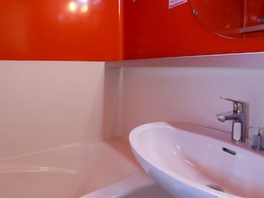 Un bagno con un lavandino bianco e una vasca da bagno.