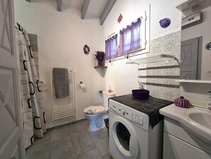 Sèche-cheveux, serviettes fournies