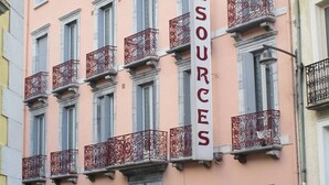 A building with balconies and a sign reading "LES SOURCES". - T2 Apartment Cauterets Center - 4 People, Wifi (Cauterets)