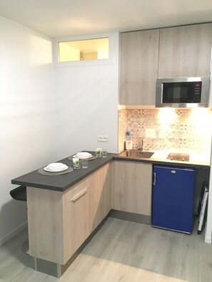 Réfrigérateur, micro-ondes, plaque de cuisson, cafetiÚre/bouilloire