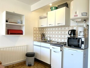 Køleskab, mikrobølgeovn, kogeplade, kaffe-/temaskine