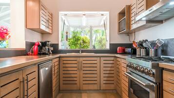 Geladeira, micro-ondas, fogão, lava-louças