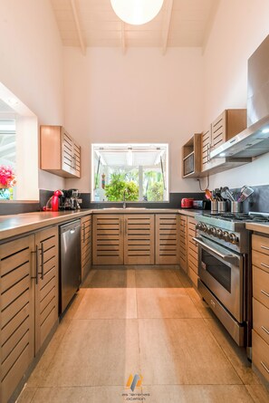 Réfrigérateur, micro-ondes, four, lave-vaisselle