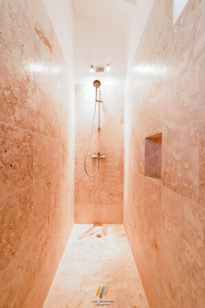 Dusche, Haartrockner, Handtücher