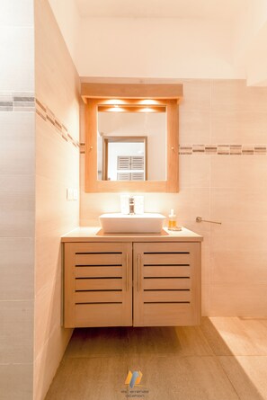 Douche, sèche-cheveux, serviettes fournies