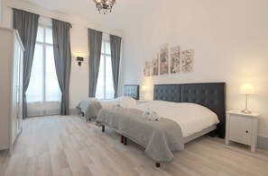 3 bedrooms, in-room safe, iron/ironing board, Internet