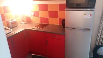 Réfrigérateur, micro-ondes, plaque de cuisson, cafetière/bouilloire