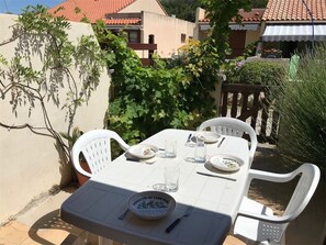 Outdoor dining - Villa with Loft and Cabin for 4 People in Port Leucate, Parking included (Port Leucate)