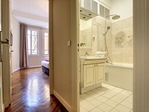Badewanne, Haartrockner