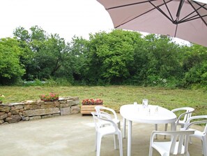 Outdoor dining - Stone house with WIFI and pets allowed, Cotentin (Brillevast)