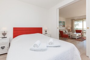 2 bedrooms, iron/ironing board, WiFi, bed sheets - High-Standard 2-Bedroom Apartment with Sea View and Large Terrace (Cannes)