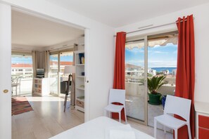2 bedrooms, iron/ironing board, WiFi, bed sheets - High-Standard 2-Bedroom Apartment with Sea View and Large Terrace (Cannes)