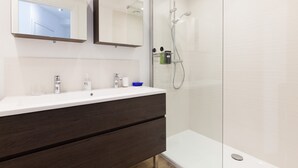 Badekar, toalettartikler (inkludert), hårføner og håndklær