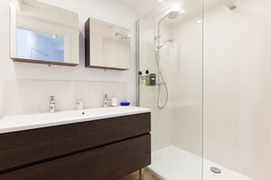 Badewanne, kostenlose Toilettenartikel, Haartrockner, Handtücher