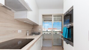 Kaffetrakter/tekoker, kjøleskap, mikrobølgeovn og ovn